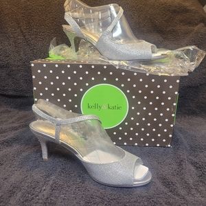 Ladies Formal dress shoes Size 8.5. Great for holiday parties coming up!